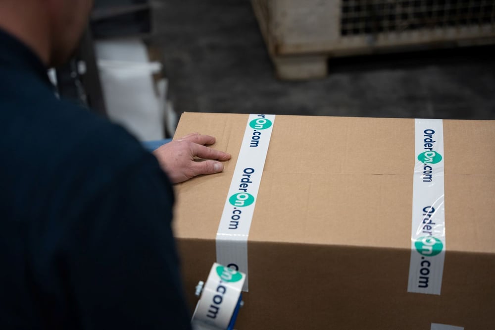 Een medewerker van OrderOn verpakt een zending voor de klant