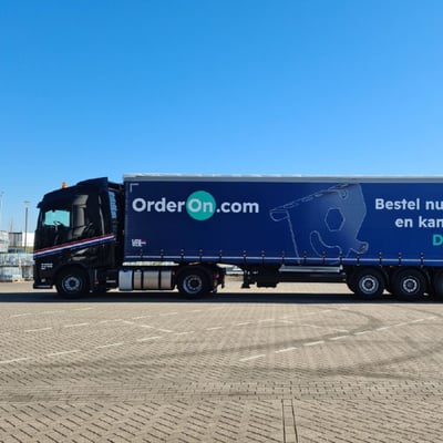 Vrachtwagen met een trailer van OrderOn