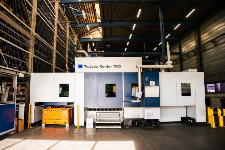 TruLaser Center 7030 lasersnijmachine in moderne productieomgeving, ontworpen voor precisiesnijden van metalen platen met hoge snelheid en automatisering.