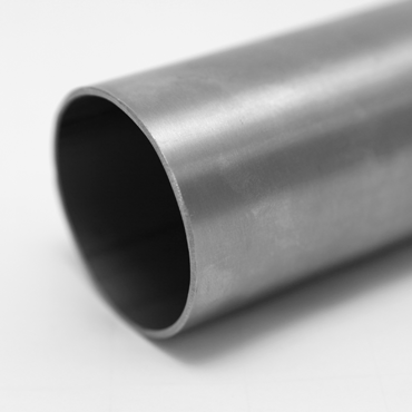 Close-up van een cilindrische metalen buis met open uiteinde en glad oppervlak, vermoedelijk van roestvrij staal.