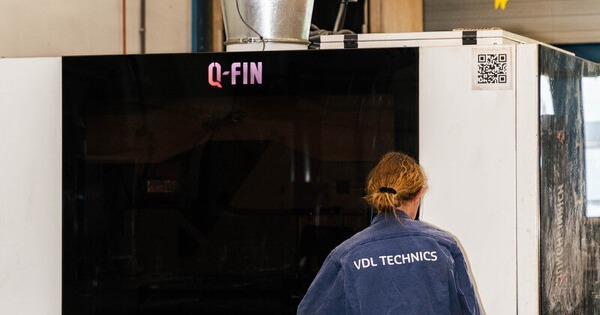 Medewerker van VDL Technics bij de Q-Fin F1200 ontbraammachine