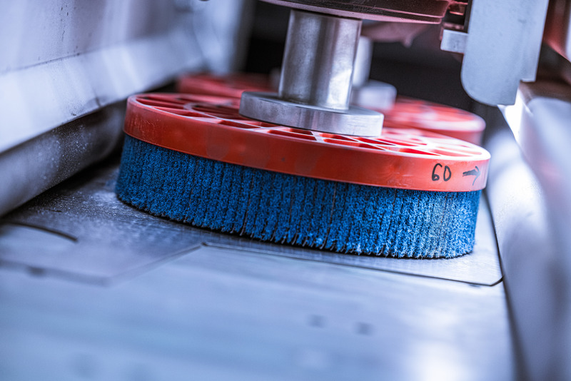 industriële reinigingsborstel met blauwe haren op rode basis met nummer 60 en metalen bevestiging