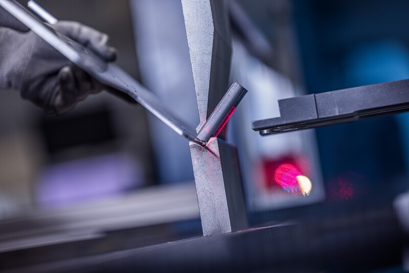 Close-up van kantbank met lasertechnologie waarbij metaal wordt gekant of gebogen onder hoge druk