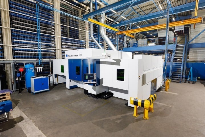 truLaser Center 7030 lasersnijmachine met groene vensters en bedieningsschermen in nette industriële productieomgeving