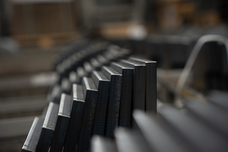 Close-up van metalen platen in een verspringende opstelling in een industriële omgeving.