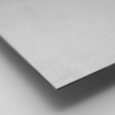 Afbeelding van Magnelis staal met unieke zink-aluminium-magnesium coating, gekenmerkt door uitstekende corrosiebestendigheid en zelfherstellende eigenschappen aan snijranden. Veelgebruikt in agressieve omgevingen zoals landbouw, zonne-energie en infrastructuur.