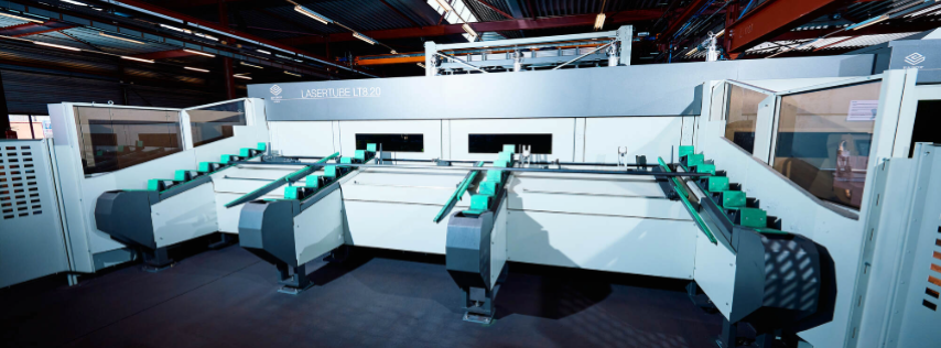 Industriële buislasersnijmachine Lasertube LASER LSE 13120 in moderne productieomgeving, uitgerust met geavanceerde positioneringsarmen en veiligheidsafscherming voor precisie metaalbewerking