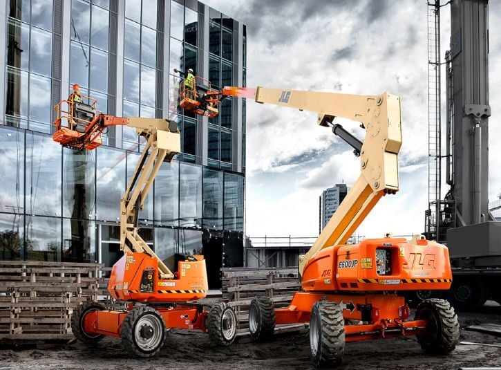 Algemene afbeelding van onderhoud aan gevel; toepassing van metaalbewerking, kanten en lasersnijden in constructiedelen van machines.