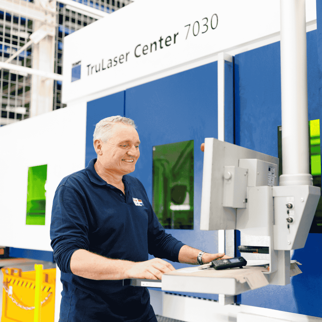 Man bedient TruLaser Center 7030 lasersnijmachine in industriële omgeving