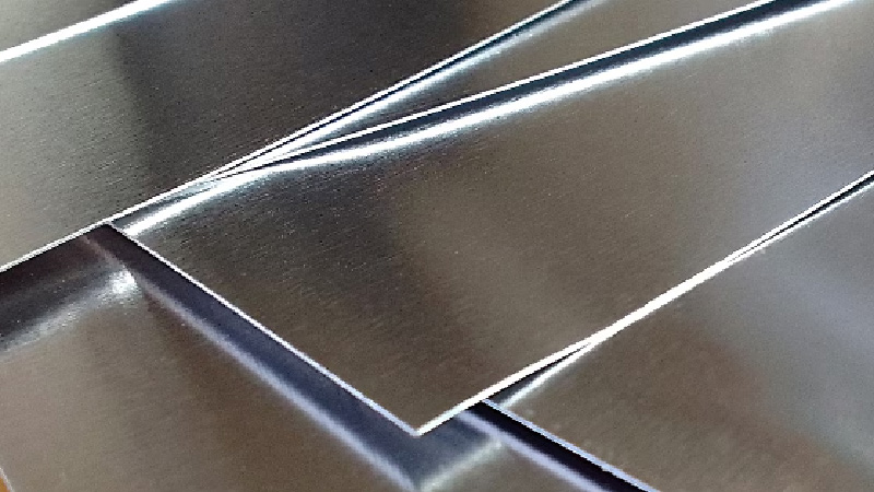 Overlappende aluminium platen met een gladde, reflecterende metallic afwerking