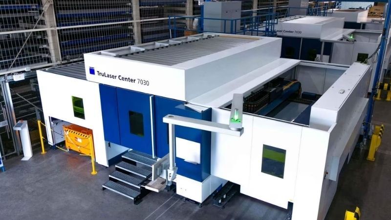 TruLaser Center 7030 industriële laser-snijmachine in moderne productieomgeving, ontworpen voor precisiebewerking van metaal met geavanceerde automatisering en veiligheidsvoorzieningen.