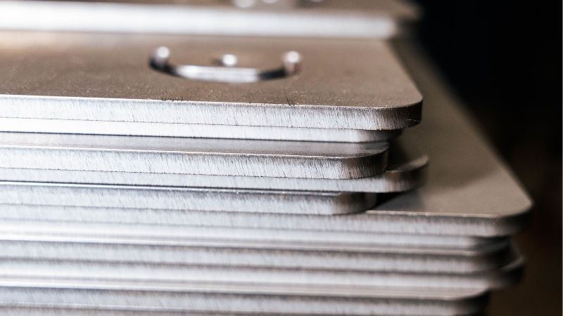 Gestapelde roestvrijstalen platen met nauwkeurig bewerkte randen en geborstelde afwerking, geschikt voor industriële toepassingen en hoogwaardige metaalbewerking.