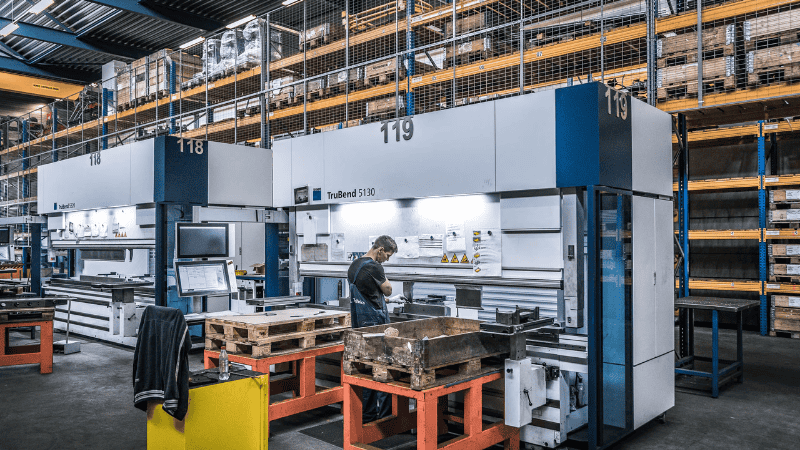 TornBrand 5130 verticale opslagsystemen T18 en T19 in moderne productieomgeving – geautomatiseerde opslagoplossingen voor efficiënte materiaalbeheer en industriële logistiek.