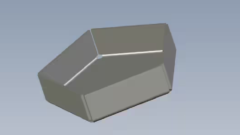 3D-model van een onregelmatig polyhedron met meerdere vlakke oppervlakken en scherpe randen, weergegeven met een metallic of reflecterend oppervlak.