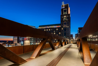Moderne stadsbrug met constructie van cortenstaal, voorbeeld van toegepaste metaalbewerking en plaatstaaltechniek.