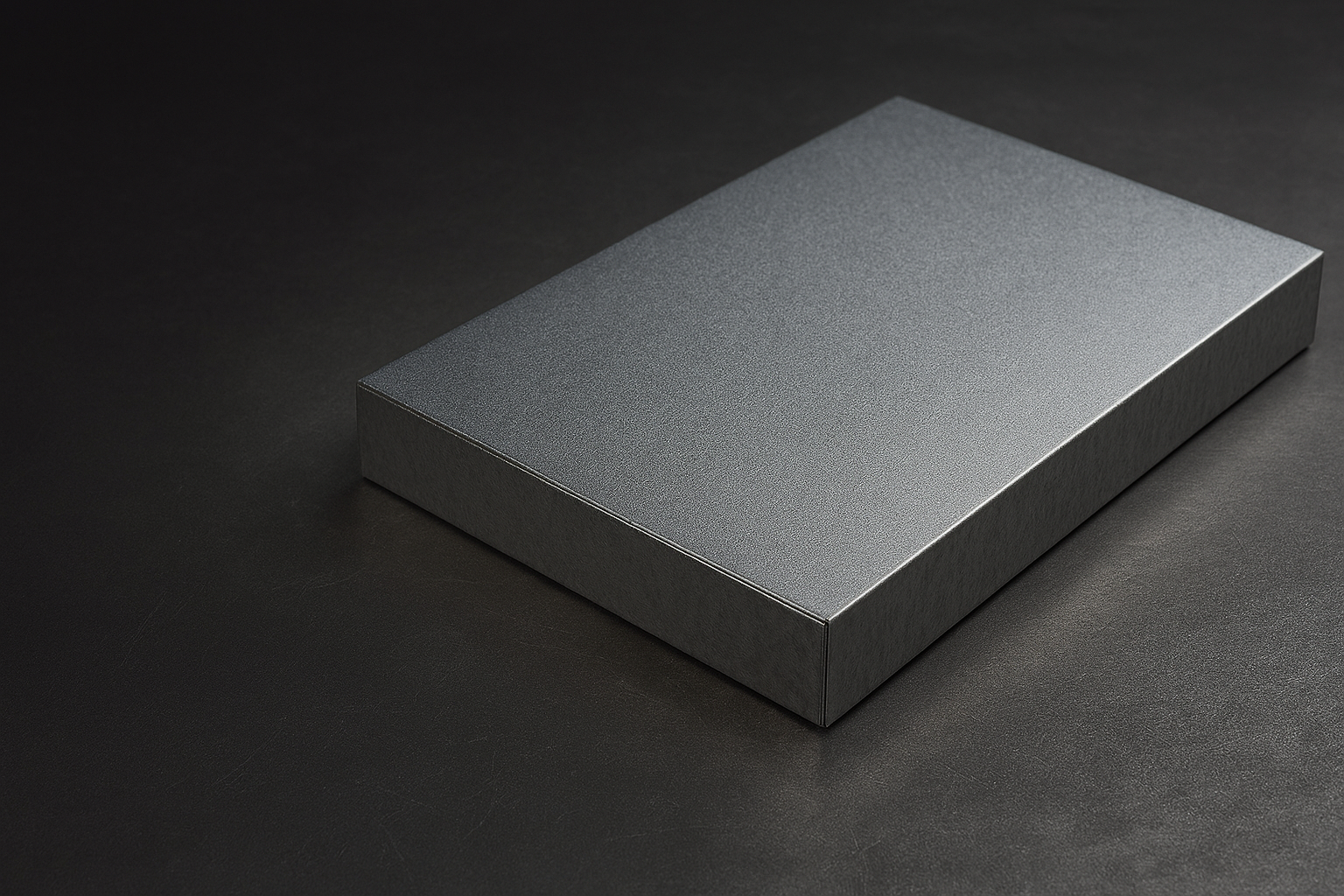 Hyperrealistische foto van een vlakke rechthoekige plaat Magnelis‑staal op een donkere ondergrond, met zichtbaar matte, zink‑magnesium‑coatingstructuur.