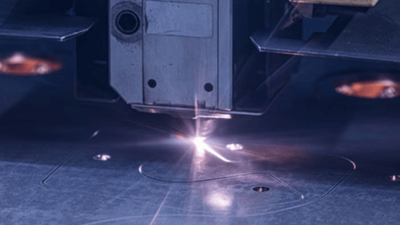 Orderon lasersnijmachine snijdt nauwkeurig metalen plaat met krachtige laserstraal – industriële precisie voor metaalbewerking, productie en engineering.