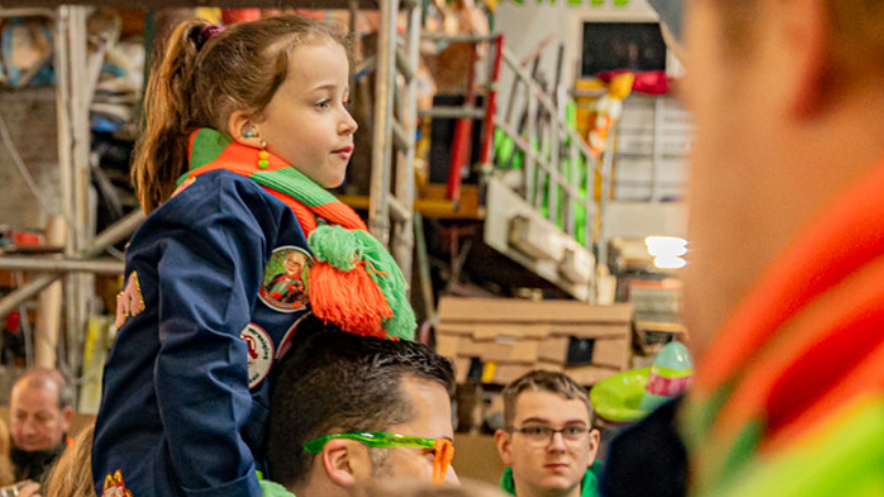 Meisje op schouders vader tijdens carnaval in tilburg kender waogeslouwe