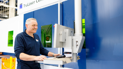 Man bedient TruLaser Center 7030 lasersnijmachine in industriële omgeving