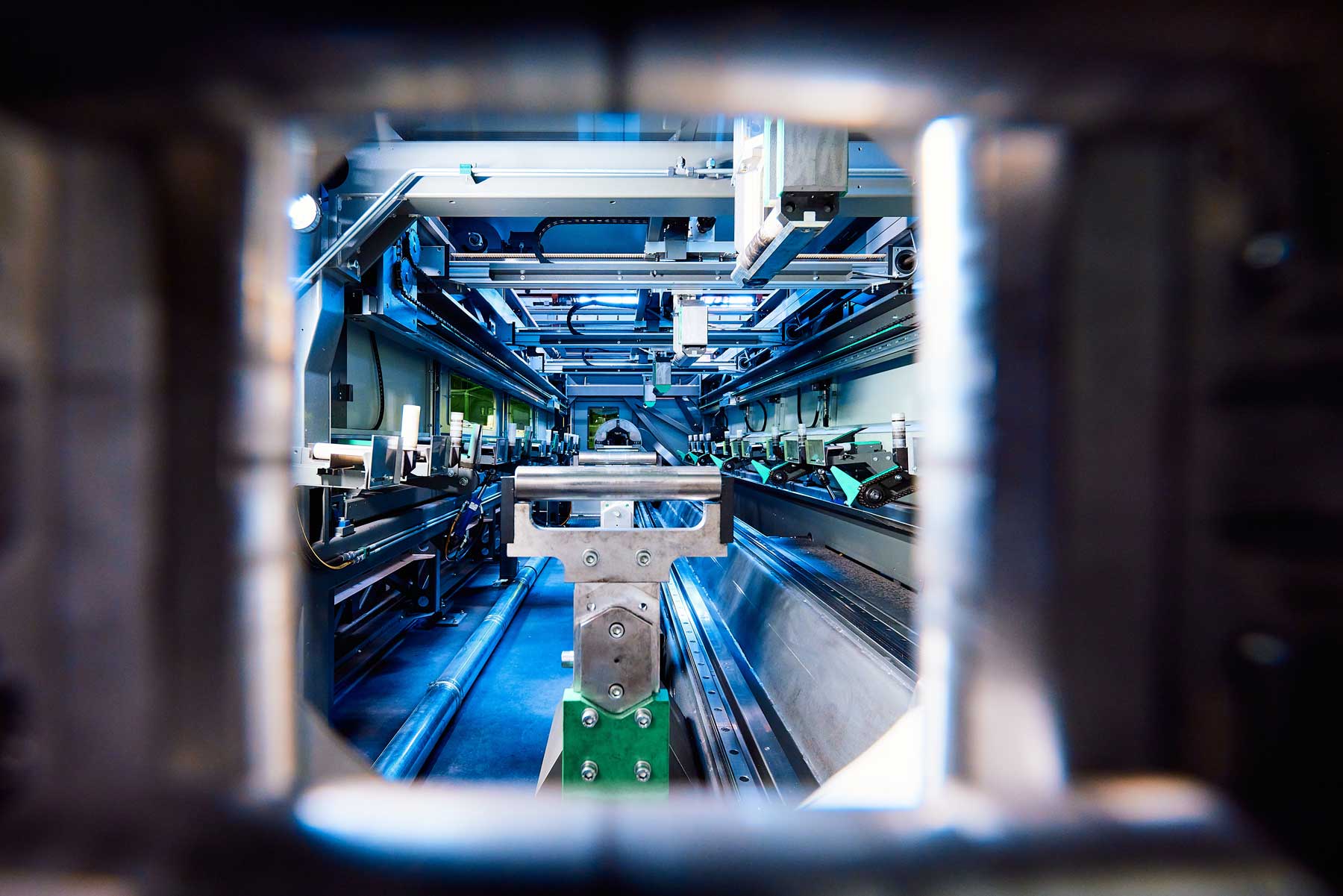 Geautomatiseerde productielijn met hightech VDL-machinerie, vastgelegd vanuit het binnenwerk van een industriële installatie, passend bij OrderOn’s focus op slimme productieprocessen.